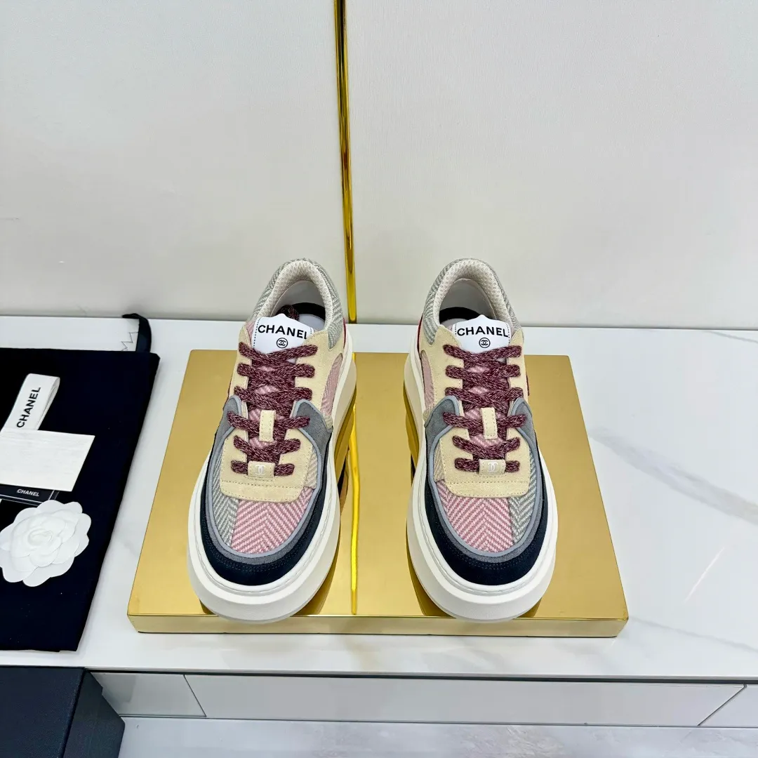 👟👟Ex-factory price 600👟👟 Upgraded version, upgraded version, upgraded version! No rebuttal accepted! ! ! ! Chanel Chanel panda shoes! 2025 counter's top casual sports shoes. This classic design; the upper is electro-embroidered with a variety of techniques; the outsole is fashionable and sporty; the unusual inclusion of a variety of color matching elements... The diversified mix and match is very good-looking and versatile, and can be used for leisure, fashion, sports, and outdoor... ꫛꫀꪝ Go➫ Materials: ❶Upper made of: original imported first-layer silk cowhide + original waterproof cloth + original first-layer cowhide ❷Inner lining: Original Yangli+Net ❸Outsole based on: Original TPU combination outsole Counter boutique packaging complete set for women 35–41 👉 👉 👉 👉 👉